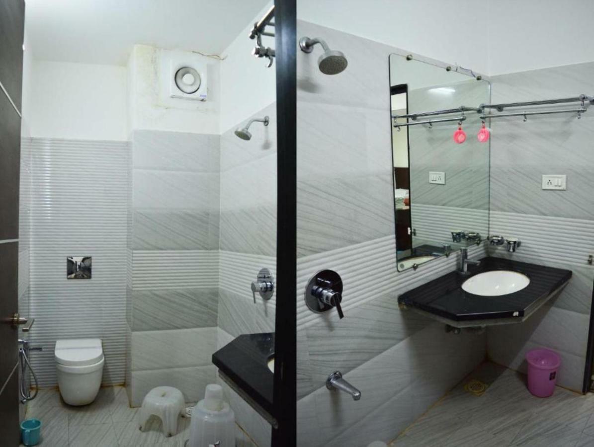 Hotel Maheshwari Avenue Ujjain Esterno foto
