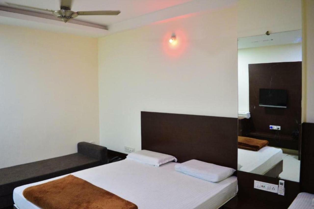 Hotel Maheshwari Avenue Ujjain Esterno foto